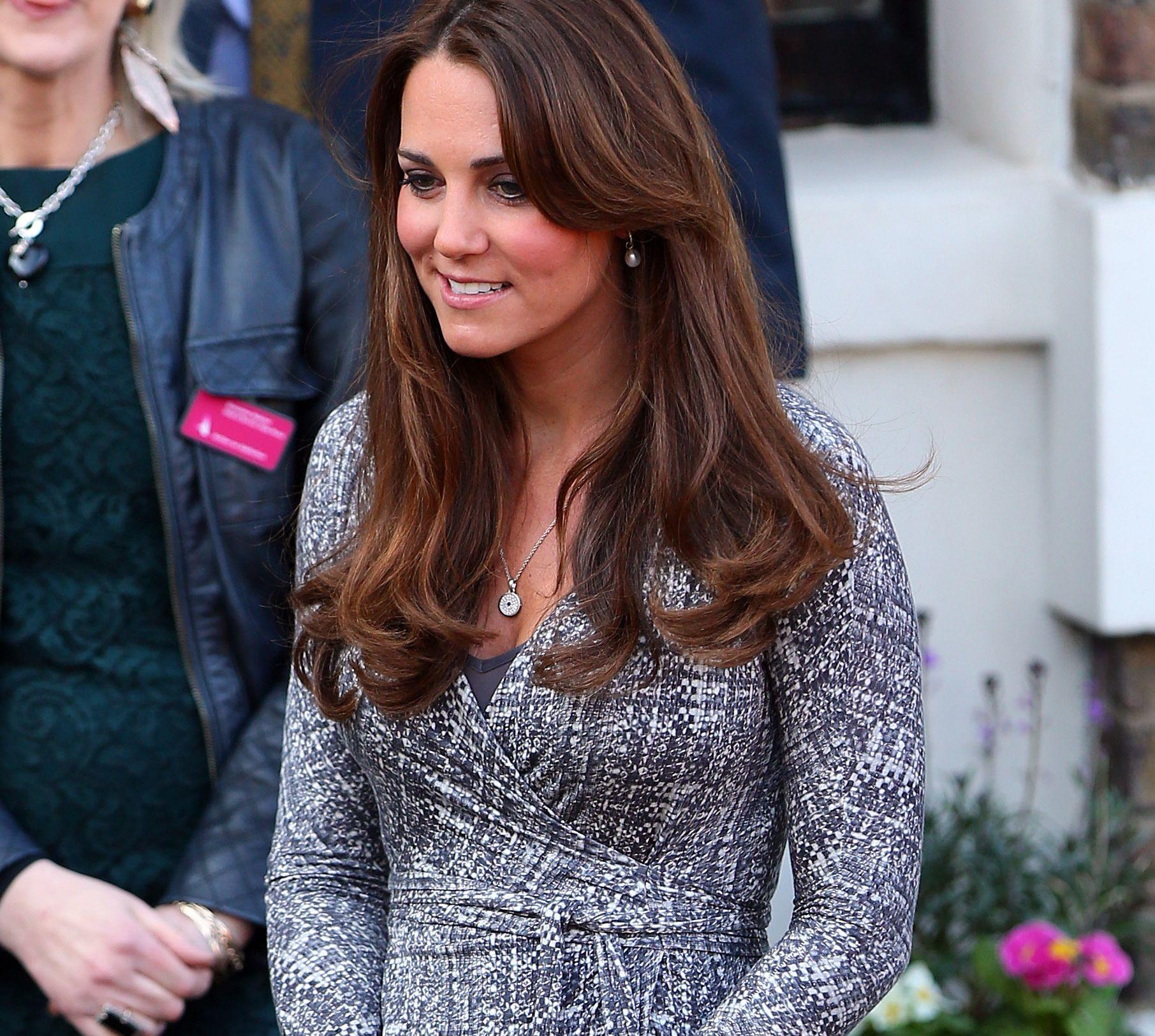 Κέιτ Μίντλετον: Εμφανώς έγκυος παρά το κρουαζέ Max Mara φόρεμα